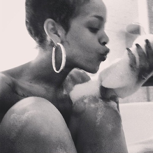 Rihanna w wannie bez makijażu - piękna? (FOTO)