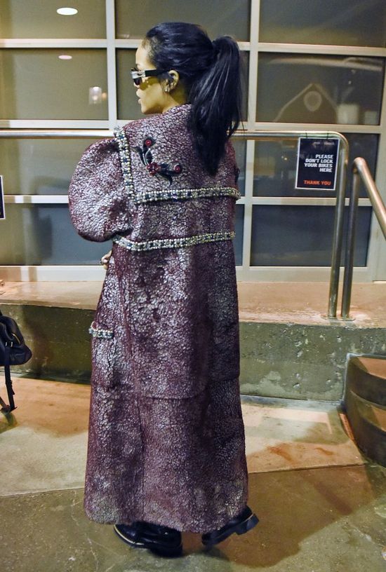 Rihanna w płaszczu jak dla króla (FOTO) Rihanna w płaszczu jak dla króla (FOTO)