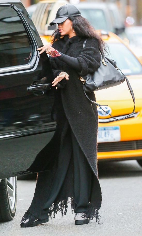 Wyraźnie ucieszona Rihanna na zakupach (FOTO) Wyraźnie ucieszona Rihanna na zakupach (FOTO)