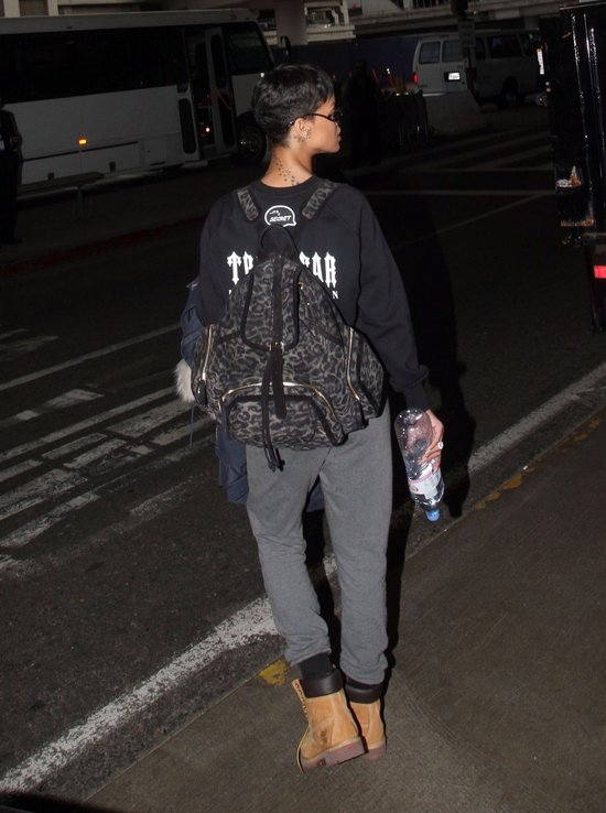 Jak przeciętna dziewczyna - w okularach, z plecakiem (FOTO)