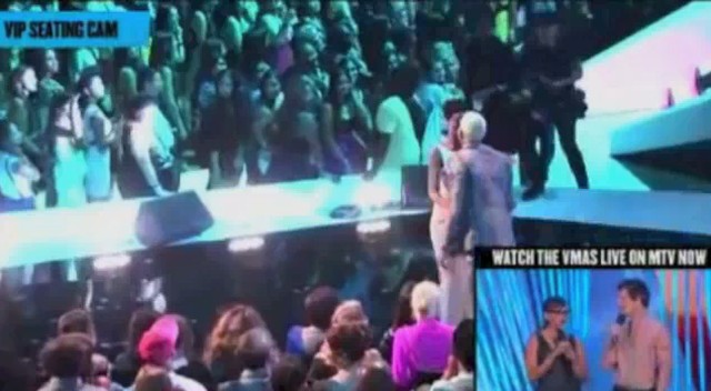 Rihanna całuje Chrisa Browna! (VIDEO) Rihanna całuje Chrisa Browna! (VIDEO)