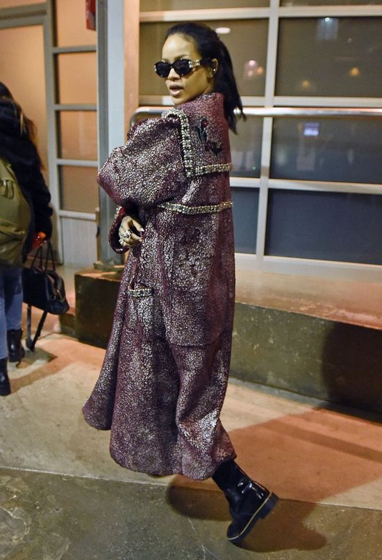 Rihanna w płaszczu jak dla króla (FOTO) Rihanna w płaszczu jak dla króla (FOTO)