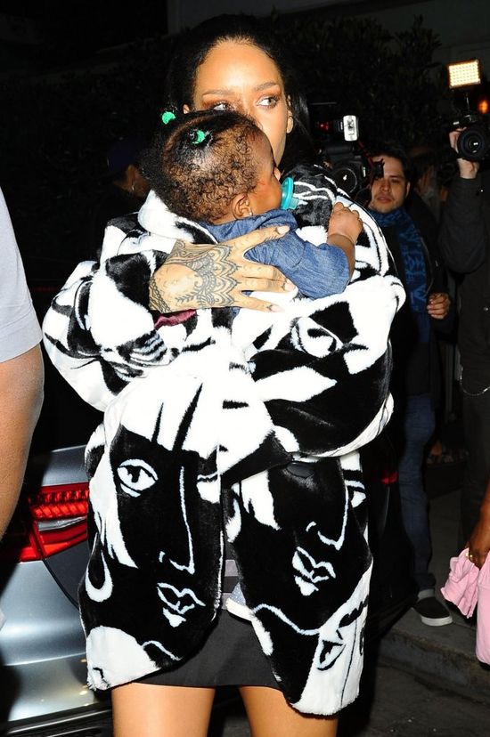 Rihanna niczym troskliwa mama (FOTO) Rihanna niczym troskliwa mama (FOTO)