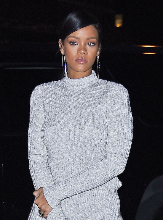 Szok: Rihanna okryta swetrem od stóp do głów! (FOTO)