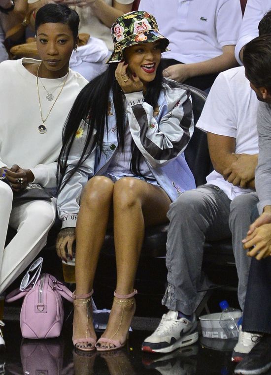 Tak Rihanna rozprasza koszykarzy na meczu (FOTO)