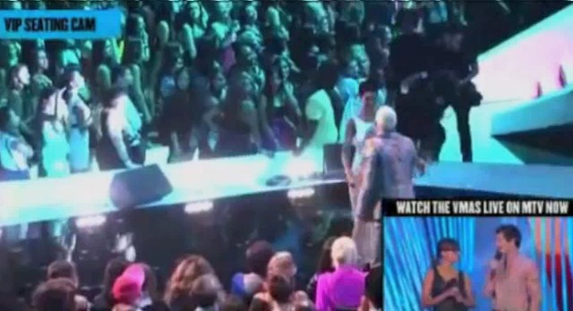 Rihanna całuje Chrisa Browna! (VIDEO) Rihanna całuje Chrisa Browna! (VIDEO)