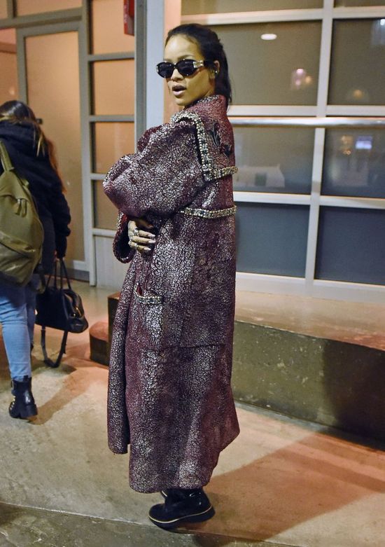 Rihanna w płaszczu jak dla króla (FOTO) Rihanna w płaszczu jak dla króla (FOTO)