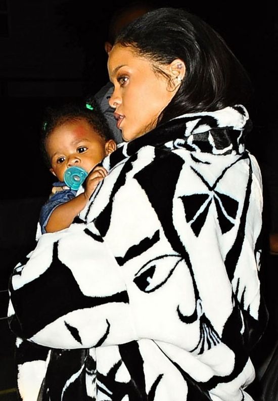 Rihanna niczym troskliwa mama (FOTO) Rihanna niczym troskliwa mama (FOTO)
