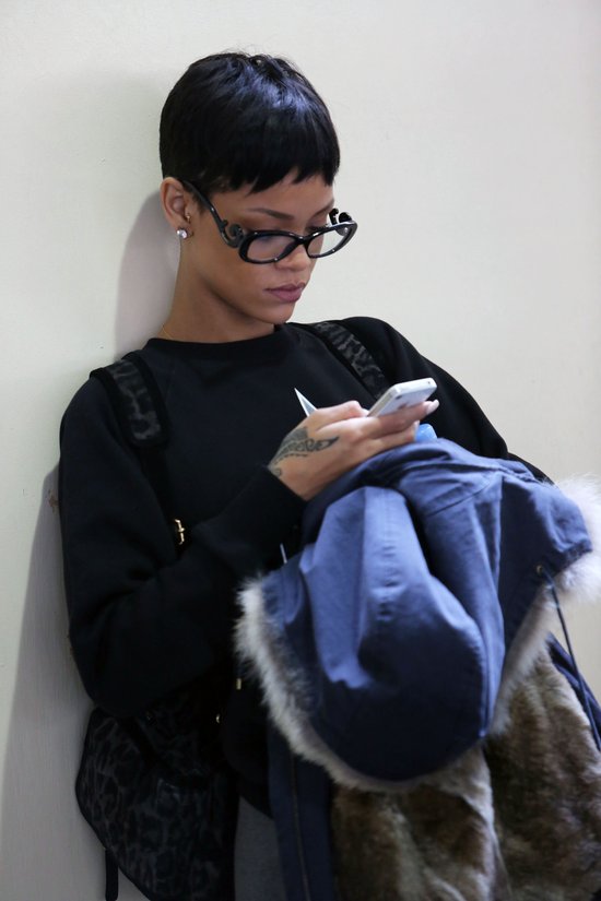 Jak przeciętna dziewczyna - w okularach, z plecakiem (FOTO)