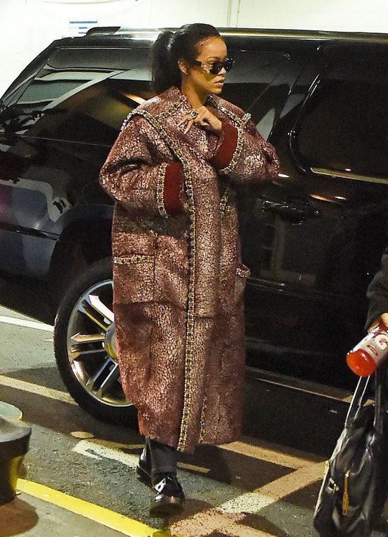Rihanna w płaszczu jak dla króla (FOTO) Rihanna w płaszczu jak dla króla (FOTO)