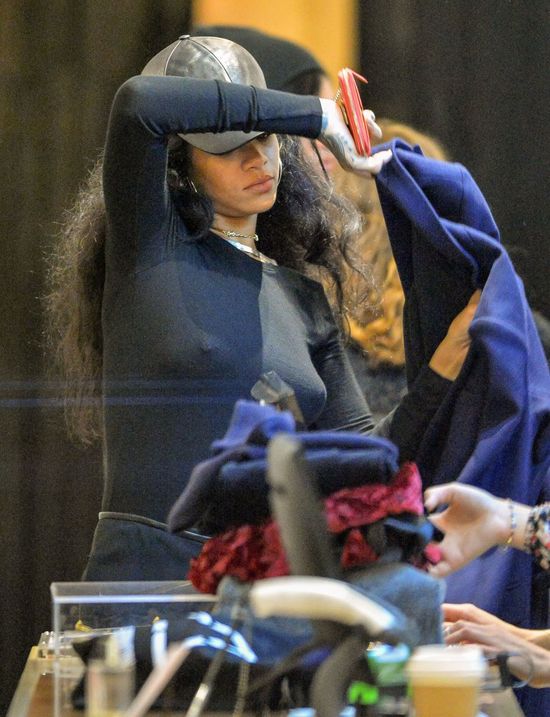 Wyraźnie ucieszona Rihanna na zakupach (FOTO)