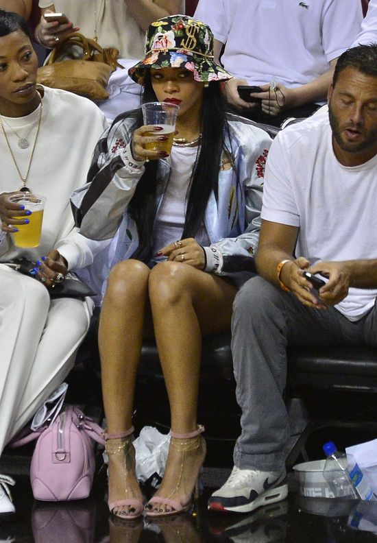 Tak Rihanna rozprasza koszykarzy na meczu (FOTO)