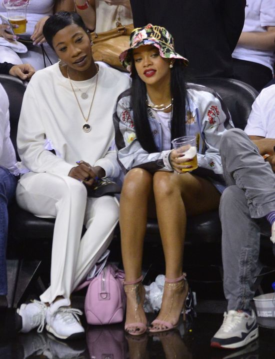 Tak Rihanna rozprasza koszykarzy na meczu (FOTO)