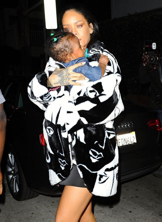 Rihanna niczym troskliwa mama (FOTO) Rihanna niczym troskliwa mama (FOTO)