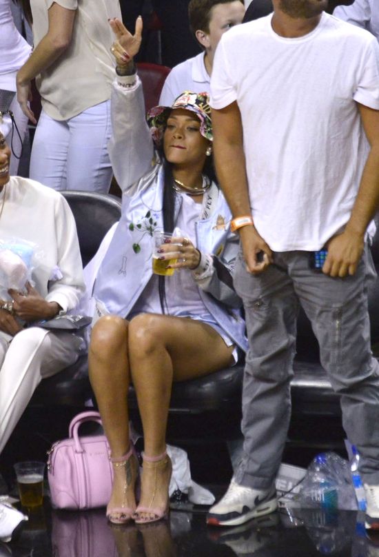 Tak Rihanna rozprasza koszykarzy na meczu (FOTO)