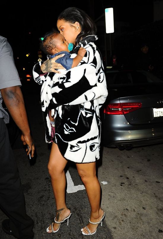 Rihanna niczym troskliwa mama (FOTO) Rihanna niczym troskliwa mama (FOTO)
