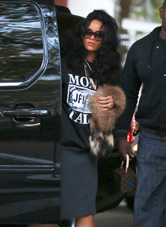 Futerko, adidasy i kiczowaty kuferek - kto to? (FOTO) Futerko, adidasy i kiczowaty kuferek - kto to? (FOTO)