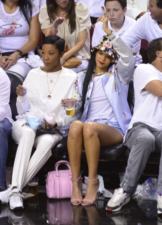 Tak Rihanna rozprasza koszykarzy na meczu (FOTO)