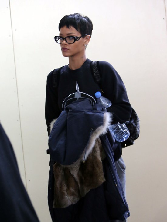 Jak przeciętna dziewczyna - w okularach, z plecakiem (FOTO)