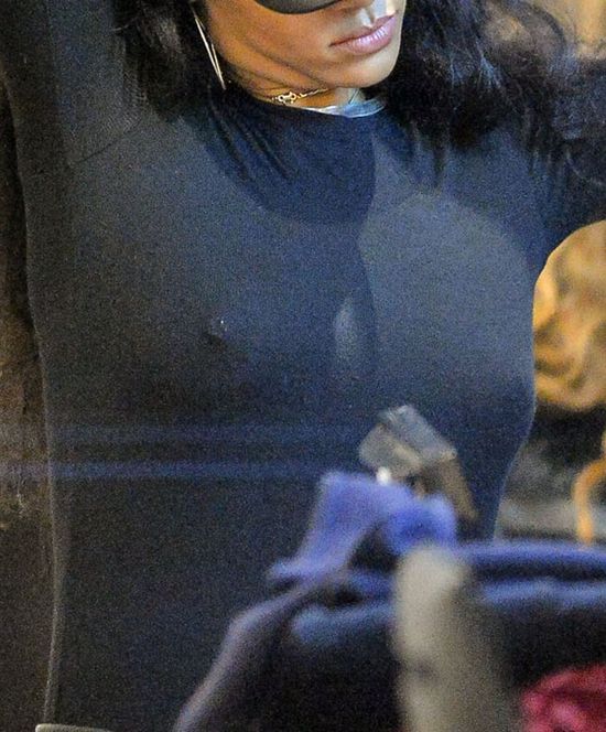 Wyraźnie ucieszona Rihanna na zakupach (FOTO) Wyraźnie ucieszona Rihanna na zakupach (FOTO)