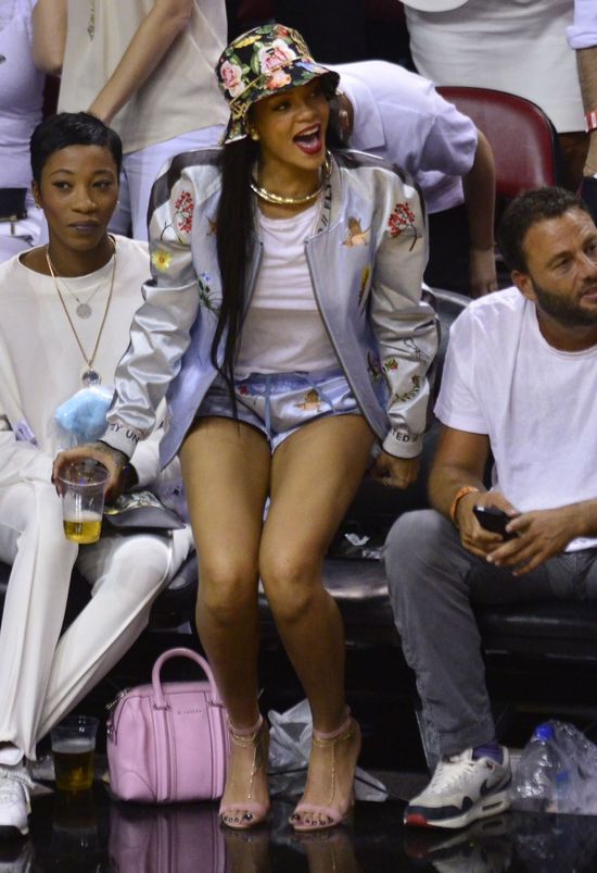 Tak Rihanna rozprasza koszykarzy na meczu (FOTO)