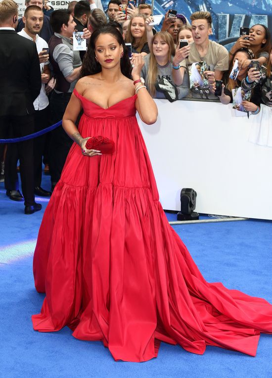 Czy to biust karmiącej bliźniaki Beyonce? Nieee!