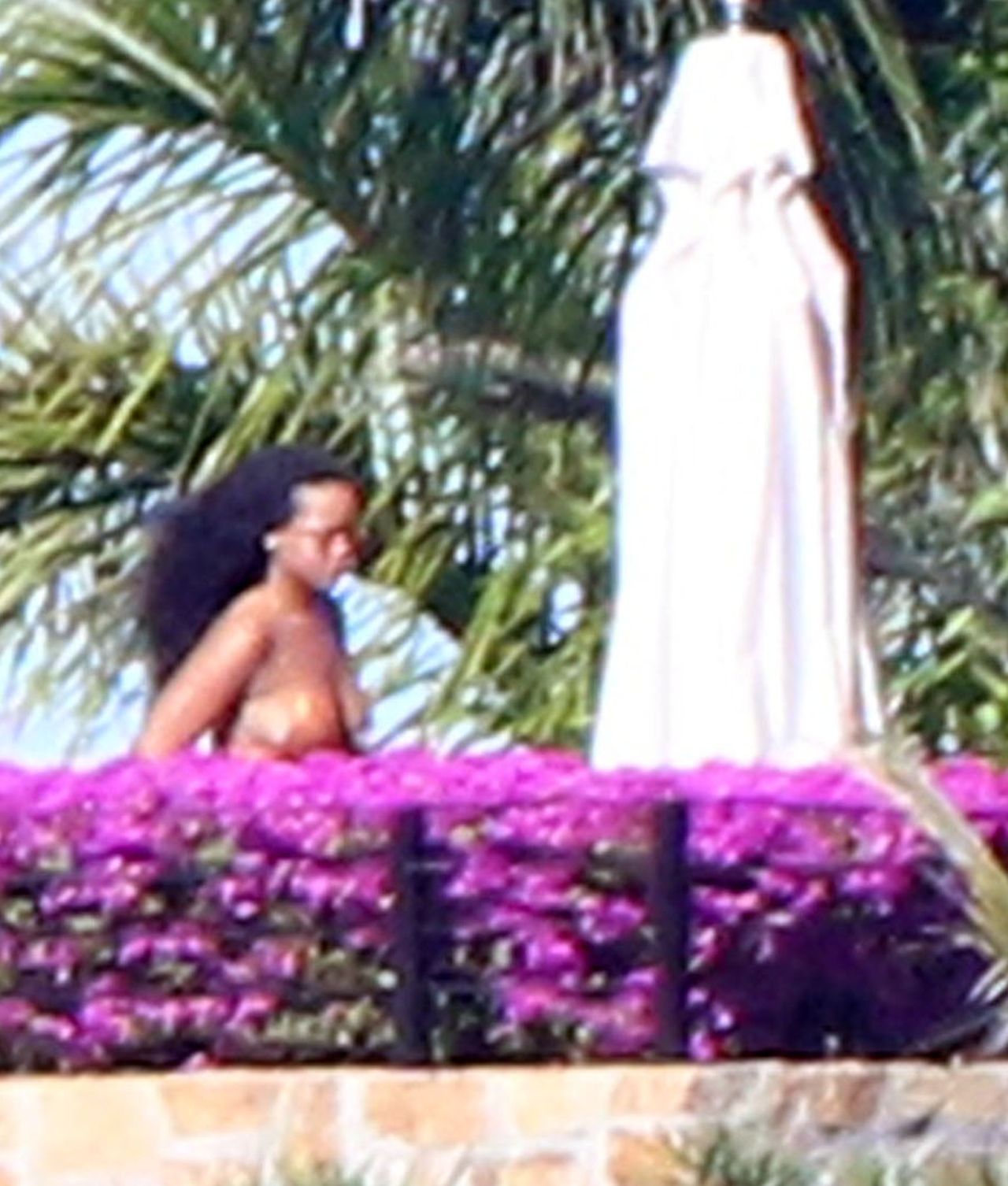 Rihanna w złotym bikini wypoczywa w Meksyku (ZDJĘCIA)