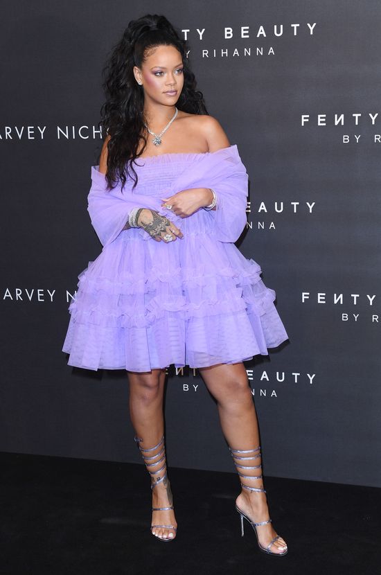 +12 kg nie przeszkadza Rihannie w zakładaniu mini