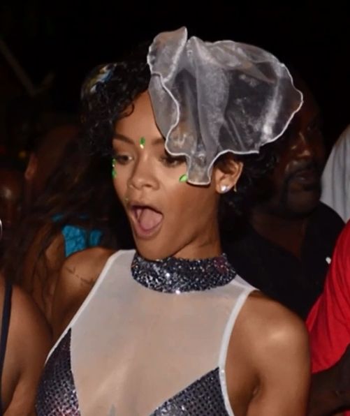 Pawie naga Rihanna bawi się na karnawale (FOTO) Pawie naga Rihanna bawi się na karnawale (FOTO)