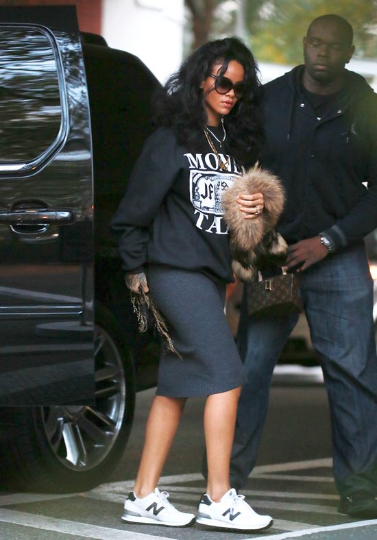 Futerko, adidasy i kiczowaty kuferek - kto to? (FOTO) Futerko, adidasy i kiczowaty kuferek - kto to? (FOTO)