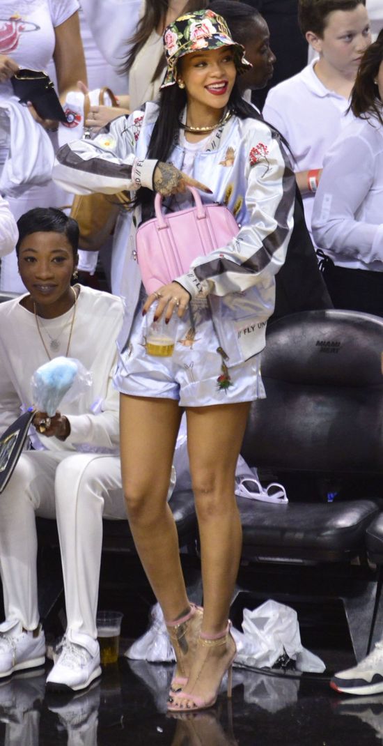 Tak Rihanna rozprasza koszykarzy na meczu (FOTO)