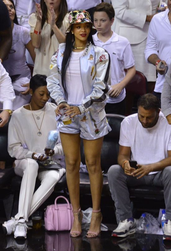 Tak Rihanna rozprasza koszykarzy na meczu (FOTO)