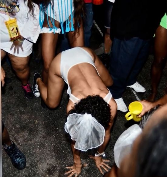 Pawie naga Rihanna bawi się na karnawale (FOTO) Pawie naga Rihanna bawi się na karnawale (FOTO)