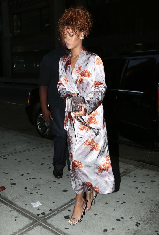Rihanna seksowna nawet w szlafroku (FOTO)