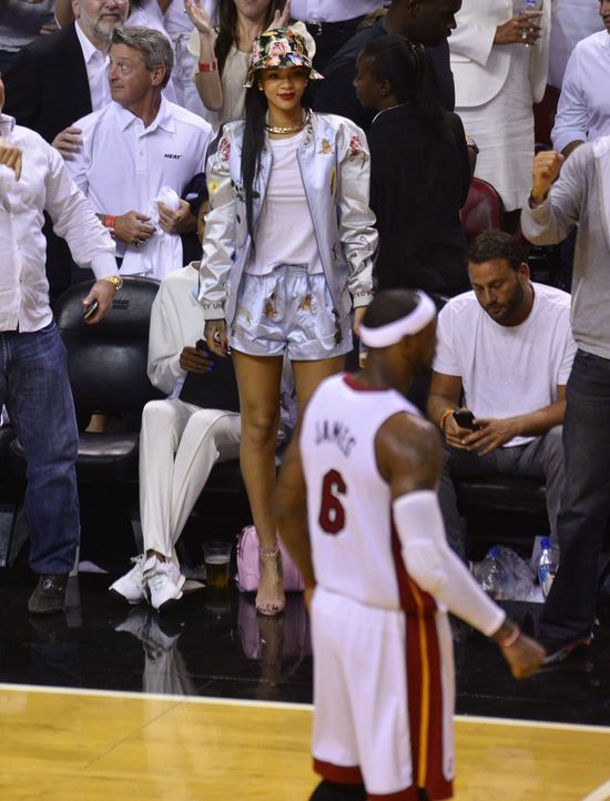 Tak Rihanna rozprasza koszykarzy na meczu (FOTO)