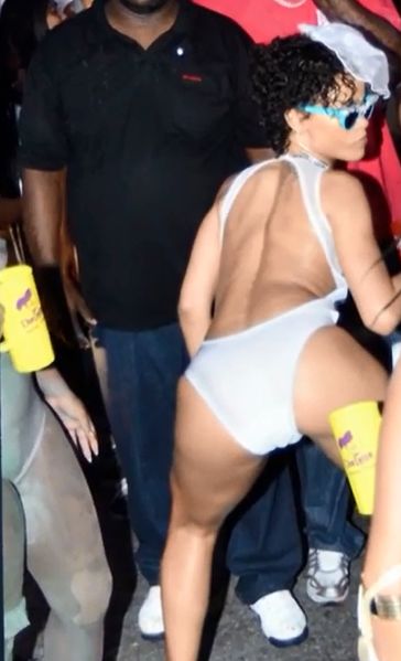 Pawie naga Rihanna bawi się na karnawale (FOTO) Pawie naga Rihanna bawi się na karnawale (FOTO)