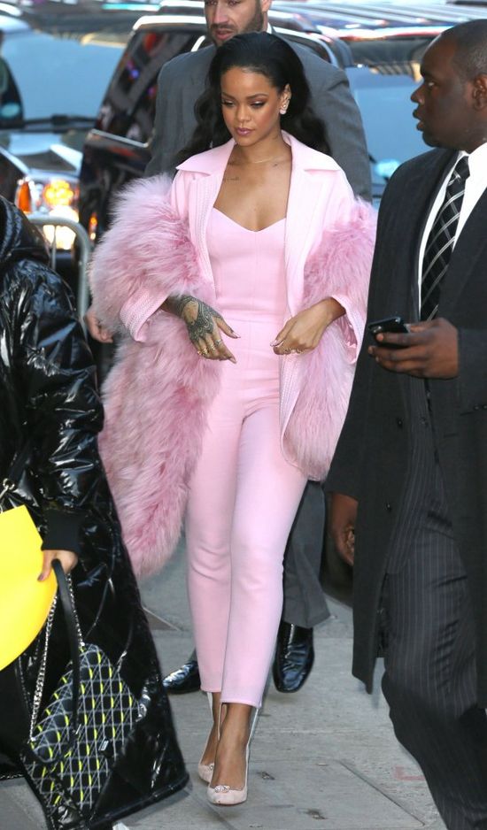 Rihanna -  landrynka w różowym futerku? (FOTO)