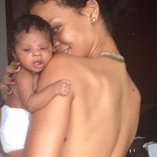 Naga Rihanna trzyma dzidziusia! (FOTO)