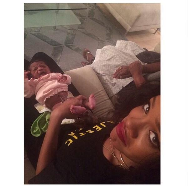 Ciocia Rihanna zmienia pieluszkę (FOTO)