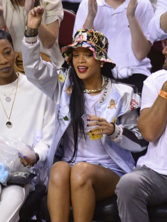 Tak Rihanna rozprasza koszykarzy na meczu (FOTO)