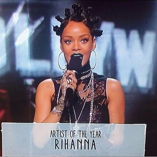 To najbrzydsza fryzura Rihanny? (FOTO)