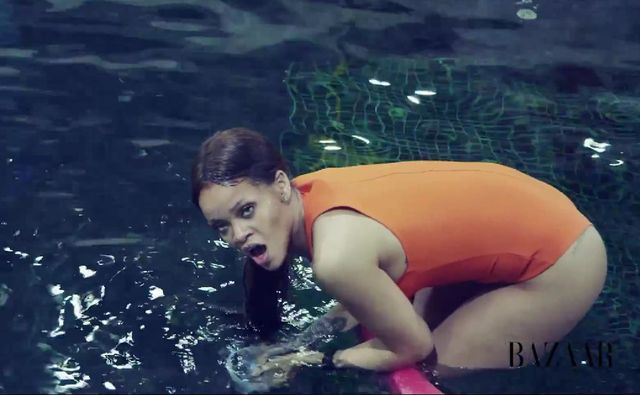 To nie retusz! Rihanna pływa z rekinem! (FOTO)