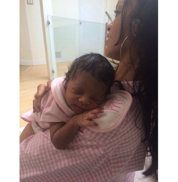 Ciocia Rihanna zmienia pieluszkę (FOTO) Ciocia Rihanna zmienia pieluszkę (FOTO)