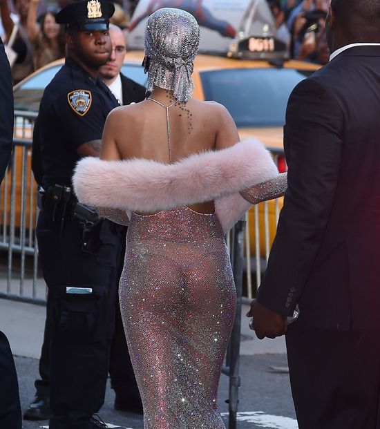 Jak Drake zareagował na kreację Rihanny z CFDA?