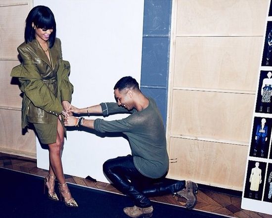 Rihanna - seks bomba w kolorze khaki (FOTO) Rihanna - seks bomba w kolorze khaki (FOTO)