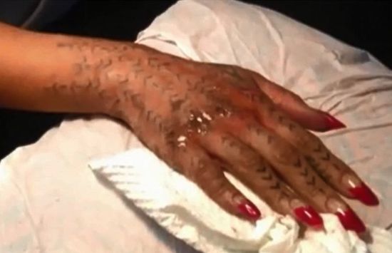Rihanna ma nowy, brzydki tatuaż (FOTO) Rihanna ma nowy, brzydki tatuaż (FOTO)
