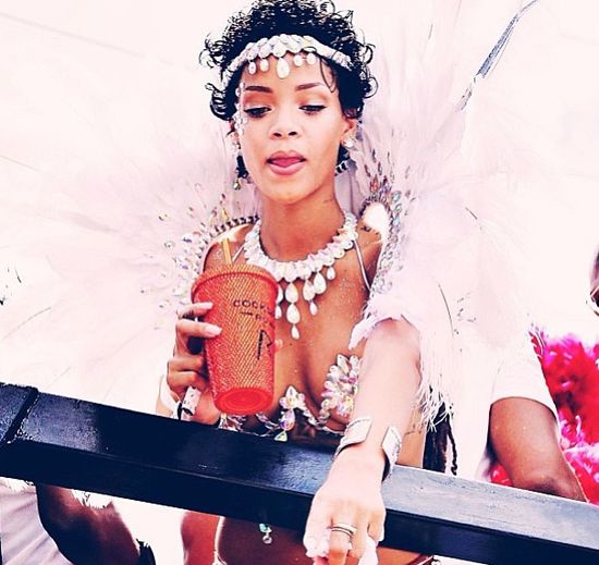 Pawie naga Rihanna bawi się na karnawale (FOTO) Pawie naga Rihanna bawi się na karnawale (FOTO)