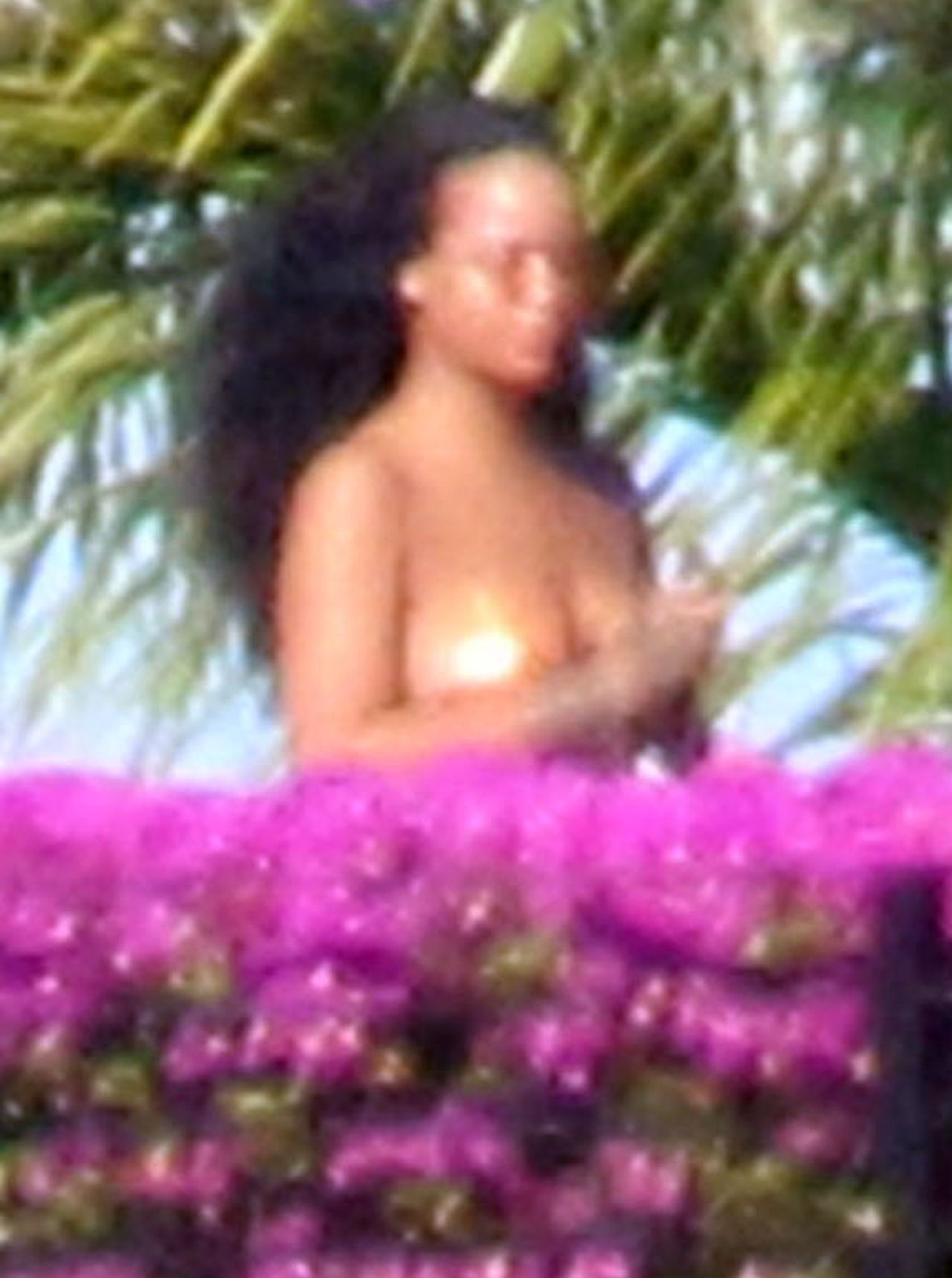 Rihanna w złotym bikini wypoczywa w Meksyku (ZDJĘCIA)