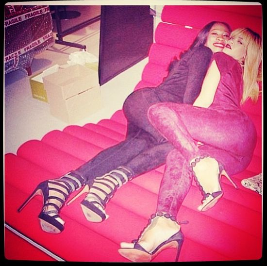 Rihanna - nowe włosy, nowy kombinezon (FOTO)