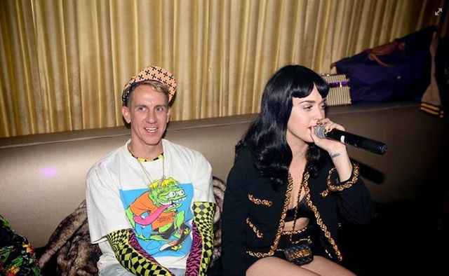 Fałdki Katy Perry i Rihanna bez stanika na ostrej popijawie Fałdki Katy Perry i Rihanna bez stanika na ostrej popijawie